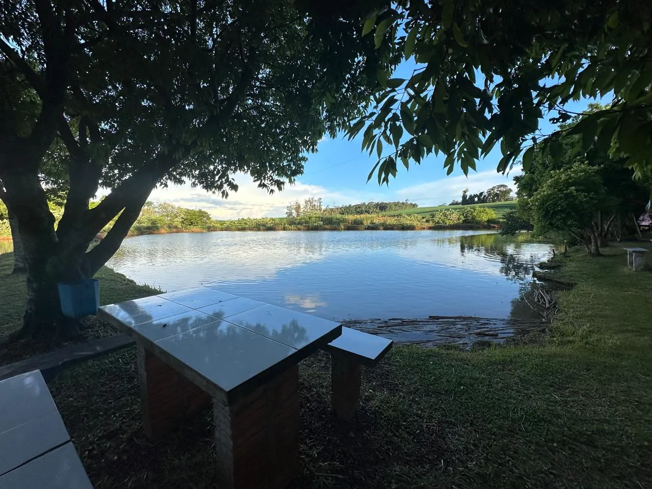 Mesa à sombra com vista para o açude