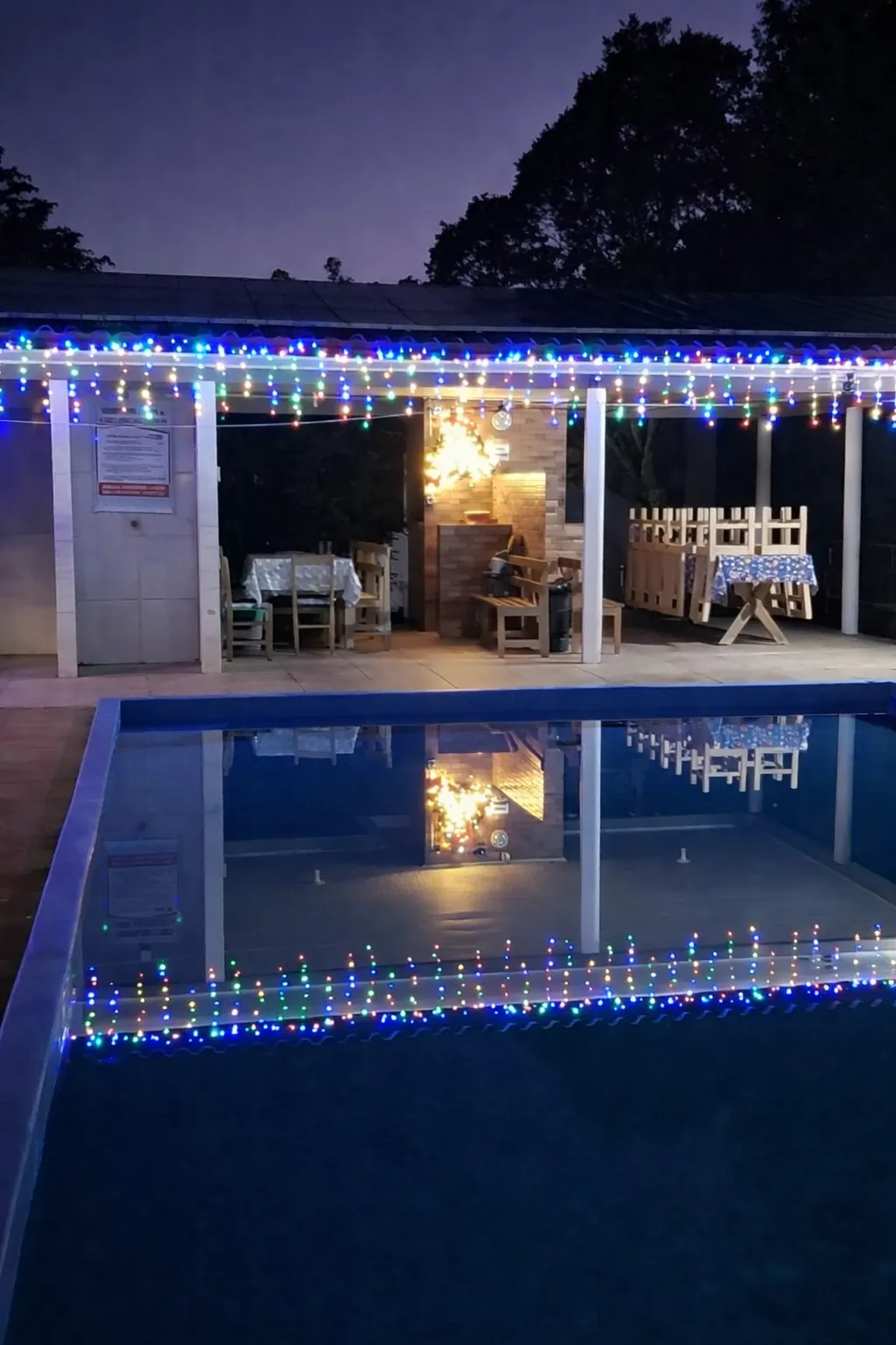Piscina iluminada com luzes de Natal