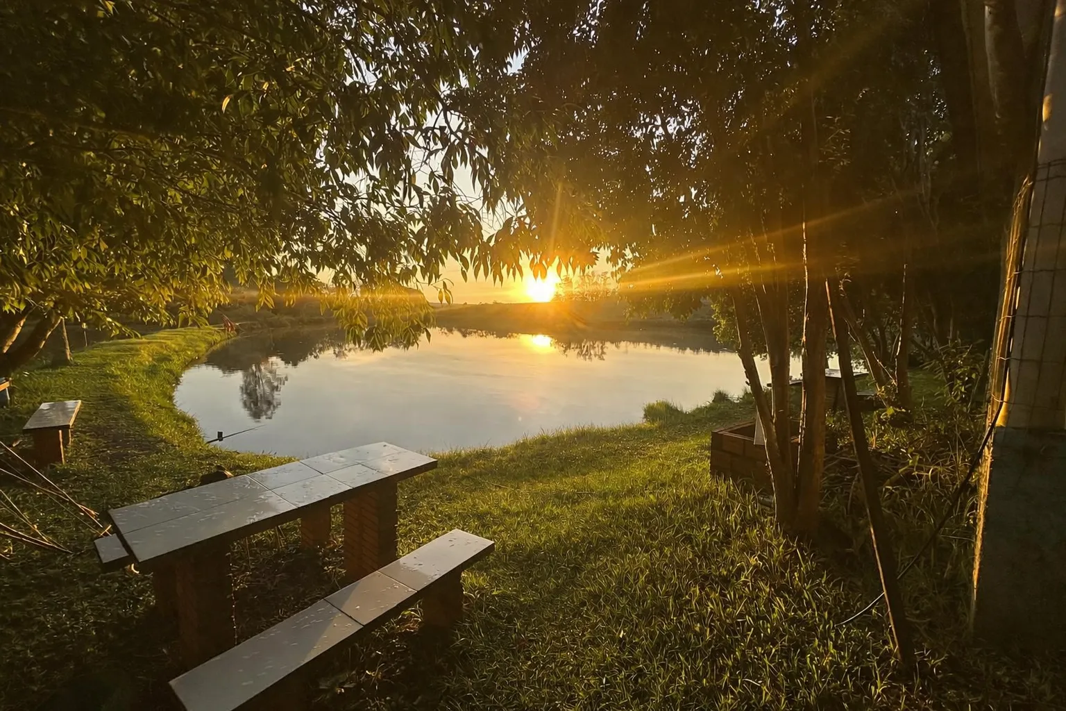 Pôr do sol dourado no açude do Big Peixes