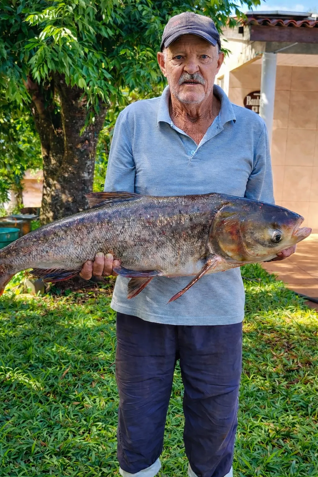 Seu Roque orgulhoso com peixe enorme